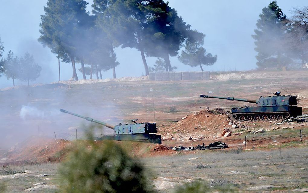 Turkse tanks vuren in de richting van de Syrische grens. beeld AFP