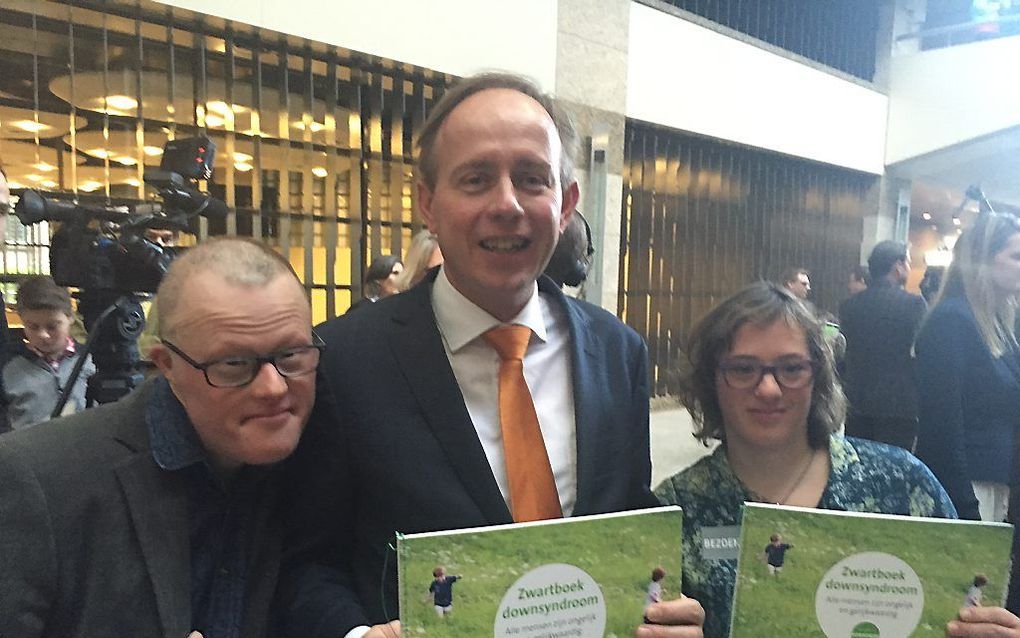 SGP-leider Van der Staaij krijgt het zwartboek overhandigd. beeld RD