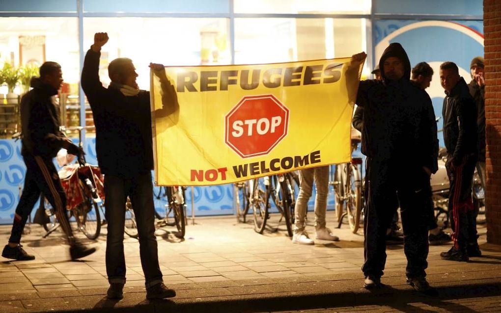 Inwoners van Westland protesteerden gisteravond tijdens de raadsvergadering tegen de komst van 275 asielzoekers in Wateringen. beeld ANP