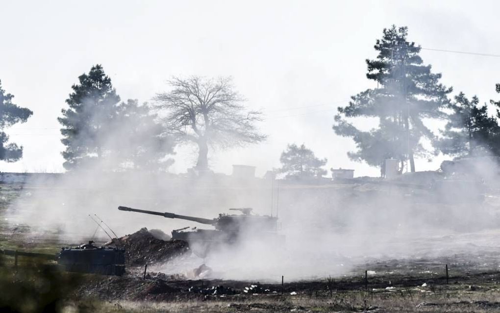 Turkse tanks schieten richting de Syrische grens, gisteren. Turkije overweegt grondtroepen naar Syrië te sturen, maakte het land gisteren duidelijk.