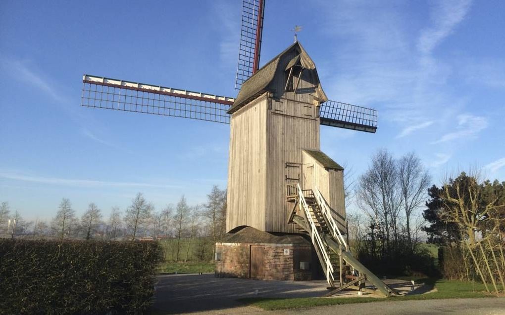 Molen ”Drievenmeulen” bij Steenvoorde. In de zestiende eeuw werden hagenpreken vaak bij dergelijke molens gehouden. beeld RD