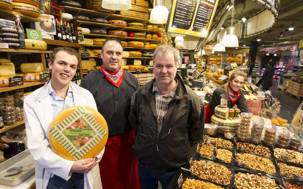 Sinds deze week is in meer dan dertig speciaalzaken kaas te koop die gemaakt is van A2-melk. Mensen met koemelkallergie kunnen deze kaas wél verdragen, stellen Peter Verweij, Gerrit-Jan Verstoep en Bas Blokland (v.l.n.r.). Geheel rechts verkoopmedewerkste