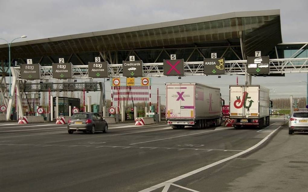 Een rit door de Westerscheldetunnel kost 5 euro. beeld Van Scheyen