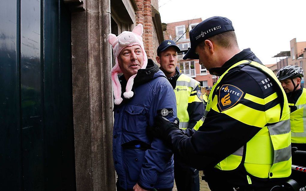 De Nederlandse Pegida activist Edwin Wagensveld wordt door meegenomen door de politie tijdens een protest tegen de komst van een asielzoekerscentrum in Ede. beeld ANP