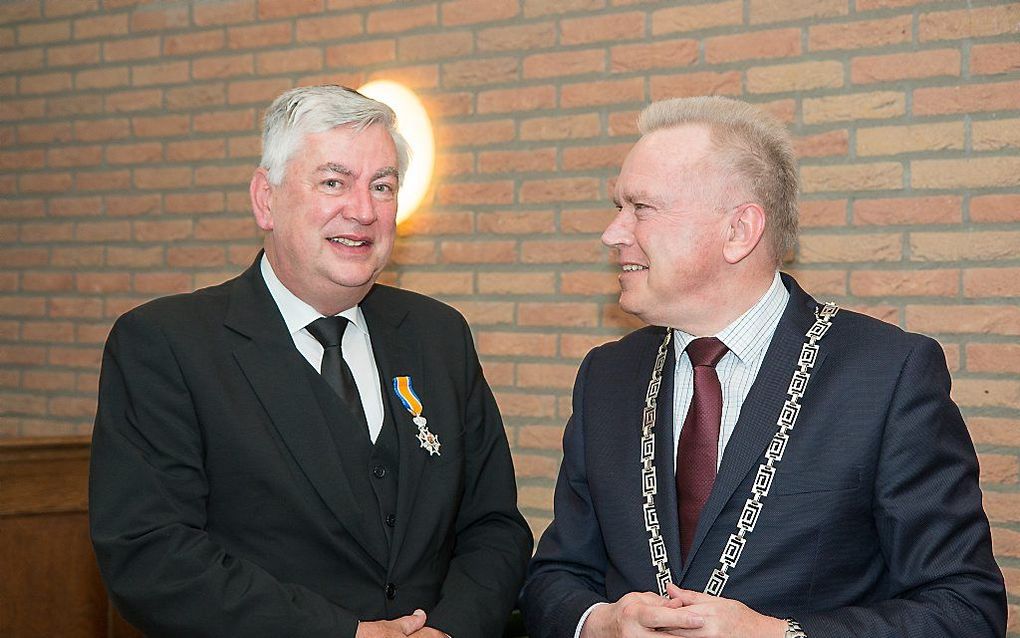 Ds. C. Sonnevelt (l.) en burgemeester A.J. Huisman. Beeld H.I. Kaan