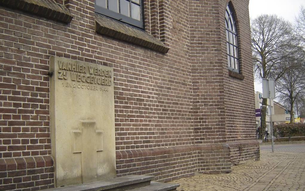 Gedenksteen bij de Oude Kerk in Putten ter herinnering aan de razzia van oktober 1944. beeld RD