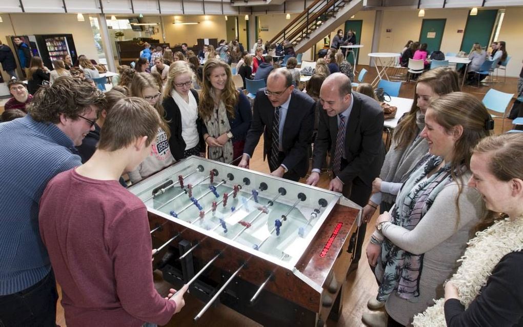 Mark van Winkelen (l.), directielid, en Gert van Veldhuizen, locatiemanager, in competitie met studenten van het Hoornbeeck College in Gouda. „Omdat iedereen hier een nieuwe start maakt, mag iedereen over alles meepraten.” beeld RD, Anton Dommerholt