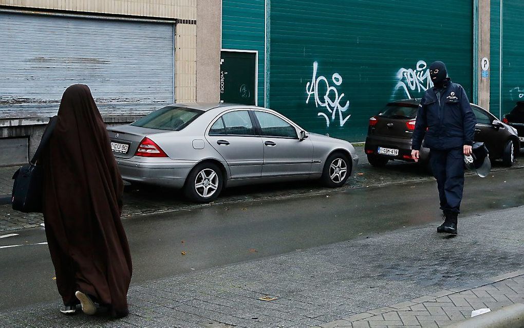 Een politieactie in de Brusselse deelgemeente Molenbeek. Beeld ANP