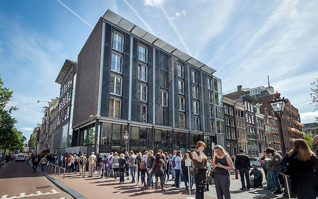 Toeristen in de rij voor het Anne Frank huis in Amsterdam. Beeld ANP