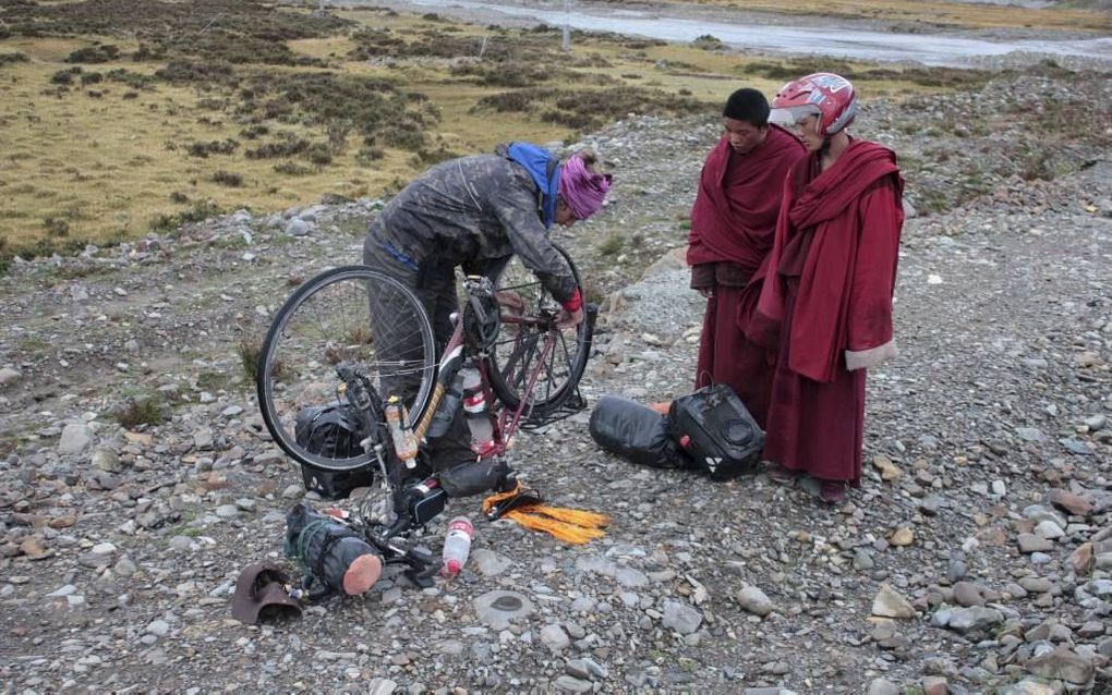 Lekke band in Tibet. beeld Henk van Dillen