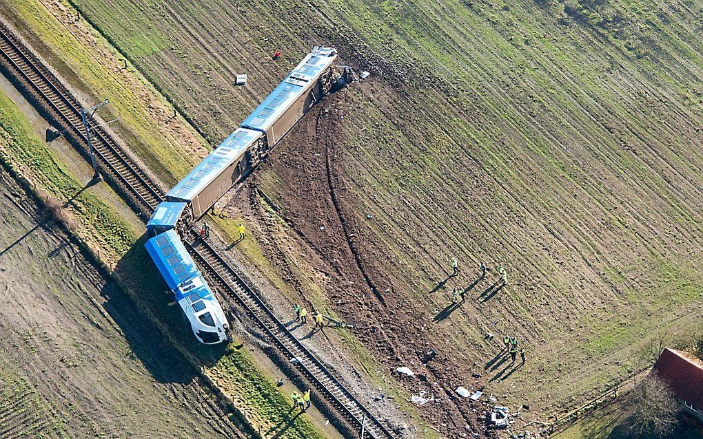 Luchtfoto van het treinongeluk in Dalfsen. Een passagierstrein is tegen een hoogwerker gebotst. beeld ANP