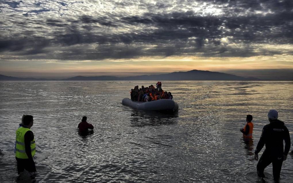 IZMIR. Syrische vluchtelingen wagen vrijwel dagelijks de oversteek van Izmir naar een van de Griekse eilanden. Christenen proberen de ontheemden hulp te verlenen, maar moeten daarbij omzichtig te werk gaan. beeld AFP