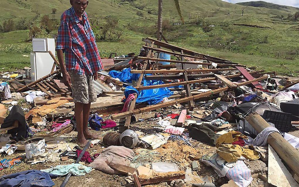 Naresh Kumar staat bij de ruines van zijn huis, na de cycloon. beeld AFP