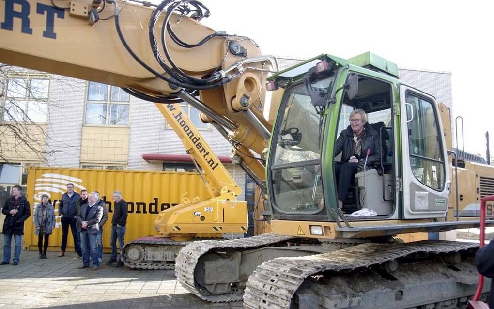 Burgemeester Demmers van Vlissingen gaf gisteren het startsein voor de renovatie van het Vlissingse ziekenhuis. beeld Van Scheyen Fotografie