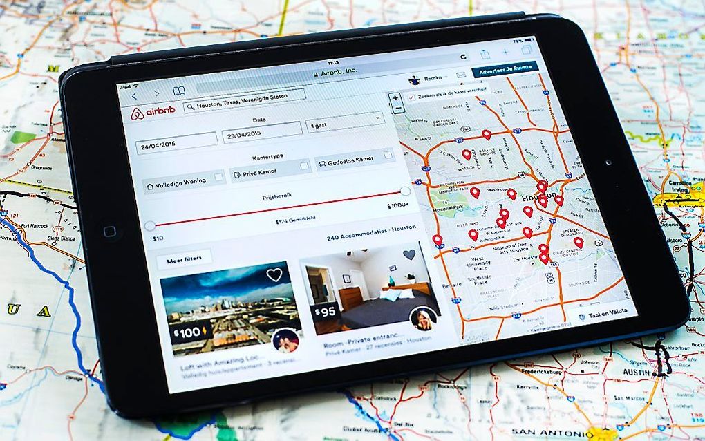 De app van Airbnb, een online community waar verhuurders en huurders elkaar treffen. beeld ANP