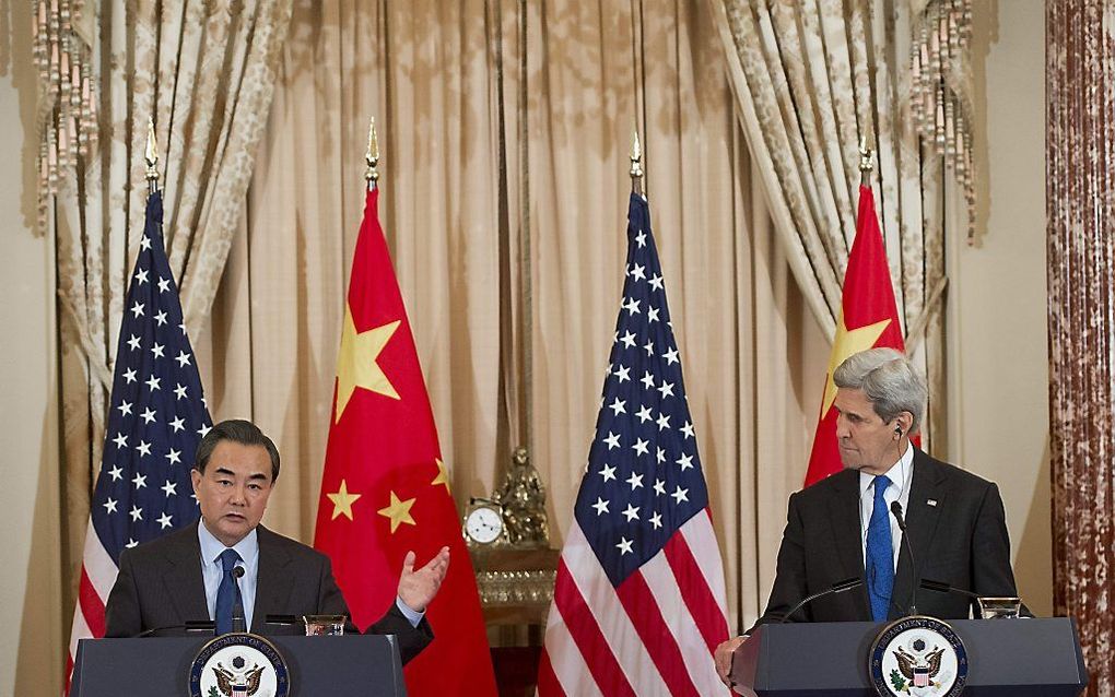 De ministers van Buitenlandse Zaken van Amerika en China geven een persconferentie over de sancties tegen Noord-Korea. Beeld AFP