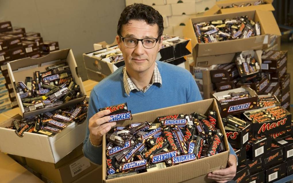 GOUDA. Leonard van Schothorst heeft bij duizenden bedrijven en instellingen zogeheten snoepdozen staan, waar werknemers een versnapering uit kunnen kopen. Sinds dinsdag komen alle repen van Mars en Snickers terug naar zijn magazijn in Gouda.  beeld Fotobu