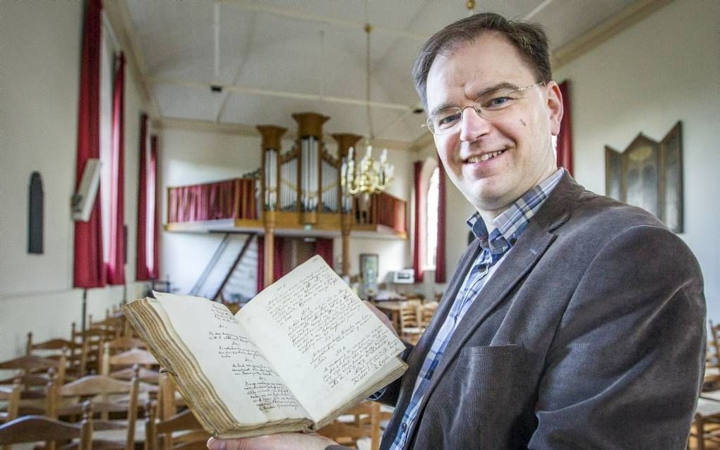 De Groningse historicus Jochem Abbes toont in de hervormde kerk van Bourtange het oudste hervormde notulenboek van de predikantenring van Midwolda dat hij in de gereformeerde kerk van Winschoten vond. De band heeft „vanwege het perkament een 18e-eeuwse ui