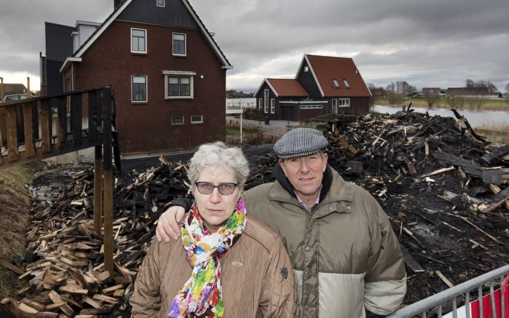 Wim en Lena Ouwehand uit Grafhorst zijn alles kwijt nadat een brand in de nacht van maandag op dinsdag hun woning verwoestte. Zelf brachten zij en hun zoons het er goed van af. beeld Dick Vos