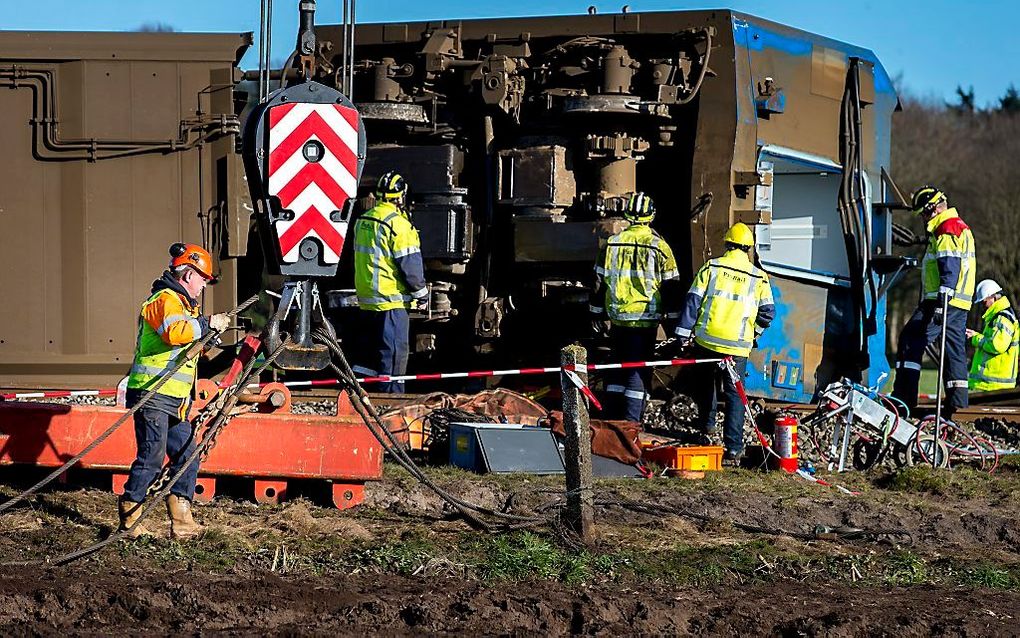 ProRail is woensdag bezig met het opruimen van de ontspoorde treinstellen. Beeld ANP