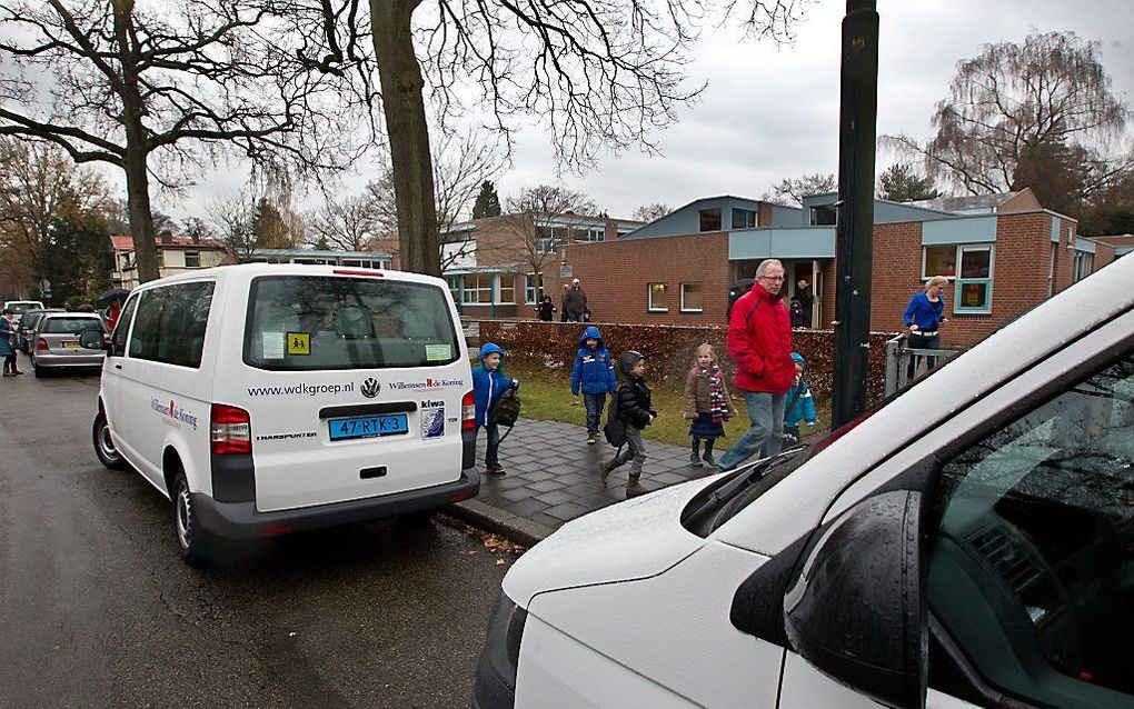 Taxibusjes voor leerlingenvervoer. beeld RD, Anton Dommerholt