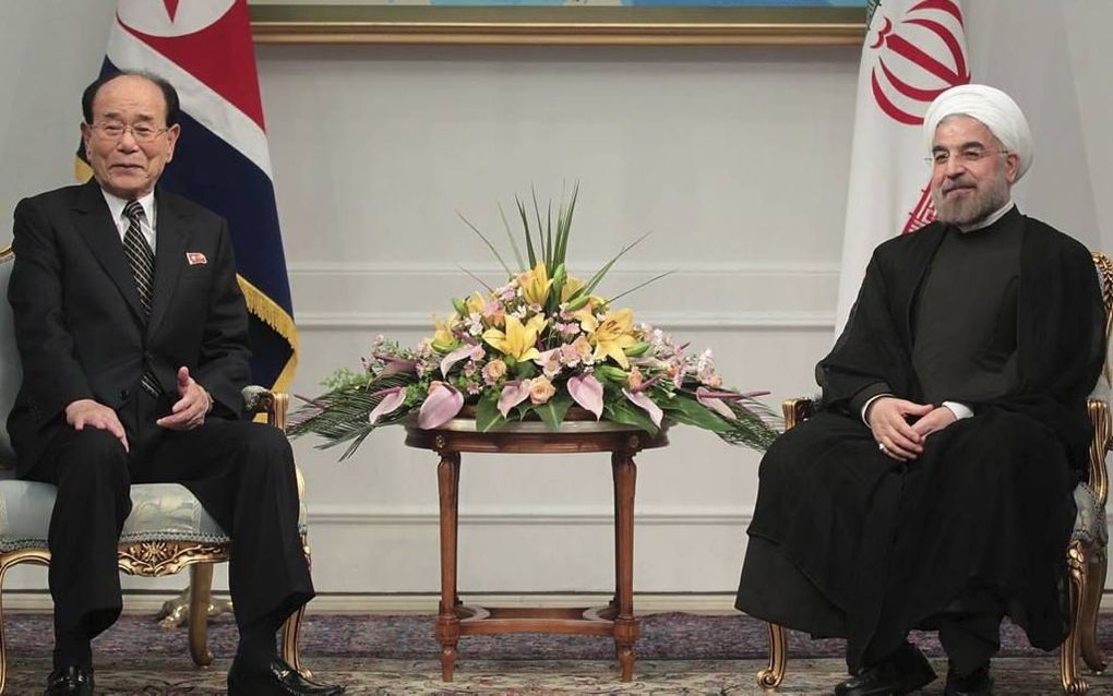 De Iraanse president Hassan Rohani (r.) ontvangt Kim Yong-nam, voorzitter van het Presidium van de Opperste Volksvergadering van Noord-Korea (augustus 2013). beeld EPA