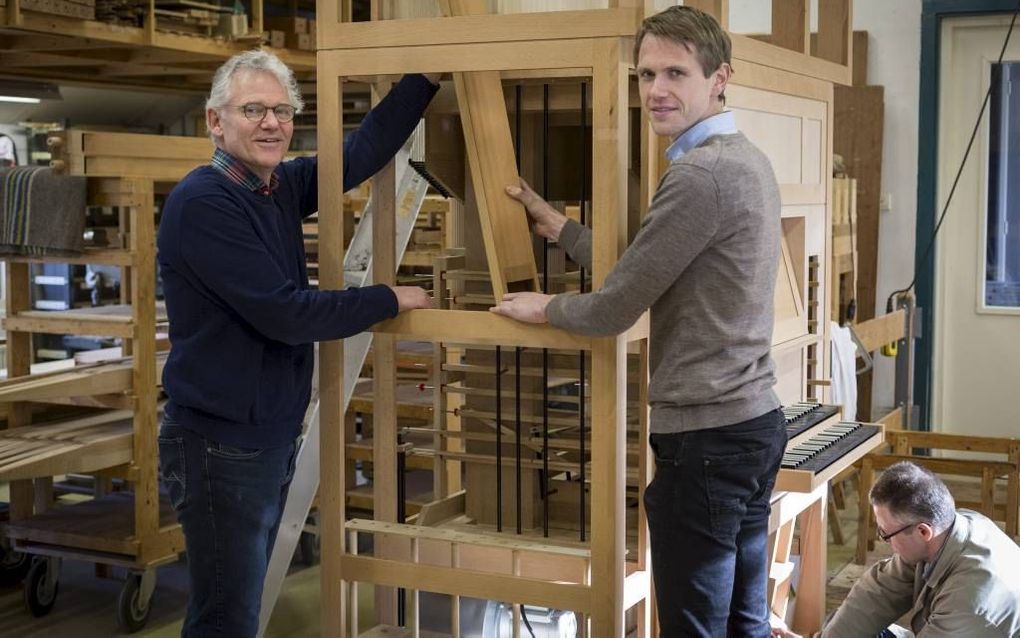 Vader Henk (l.) en zoon Niels Klop bij een orgel voor een Oostenrijkse kerk. Zoals gebruikelijk krijgt het instrument enkel houten pijpen. Beeld André Dorst