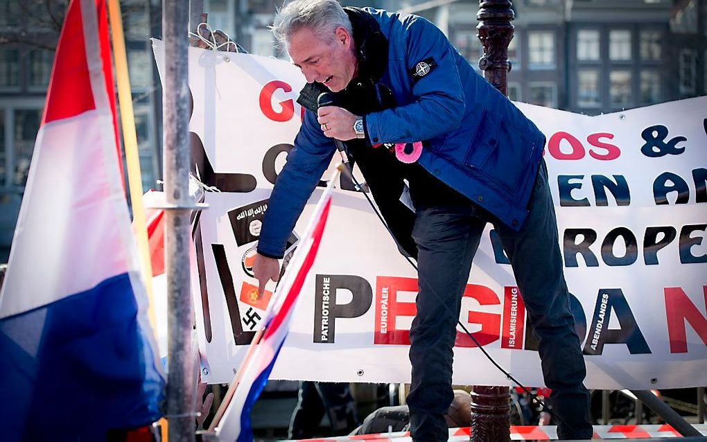 De politie pakte Pegida-voorman Wagensveld op toen hij tijdens een toespraak een hakenkruis liet zien. beeld ANP