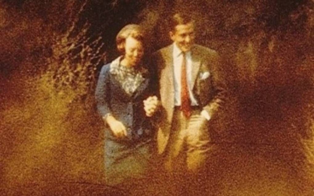 Gesnapt. Een van de zes foto’s die John de Rooy bij Drakesteyn maakte van prinses Beatrix en haar nog onbekende vriend. beeld John de Rooy