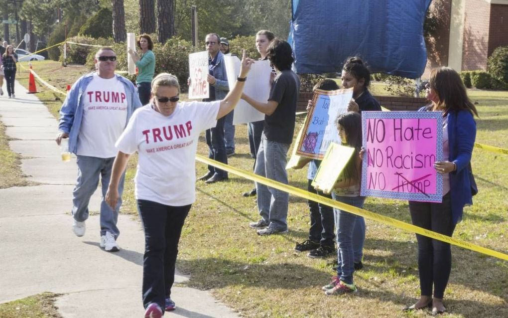 VALDOSTA. Tegenstanders van Trump demonstreren in Georgia. Zij vinden dat Trump racistisch is omdat hij Mexicanen en moslims wil weren. beeld AFP