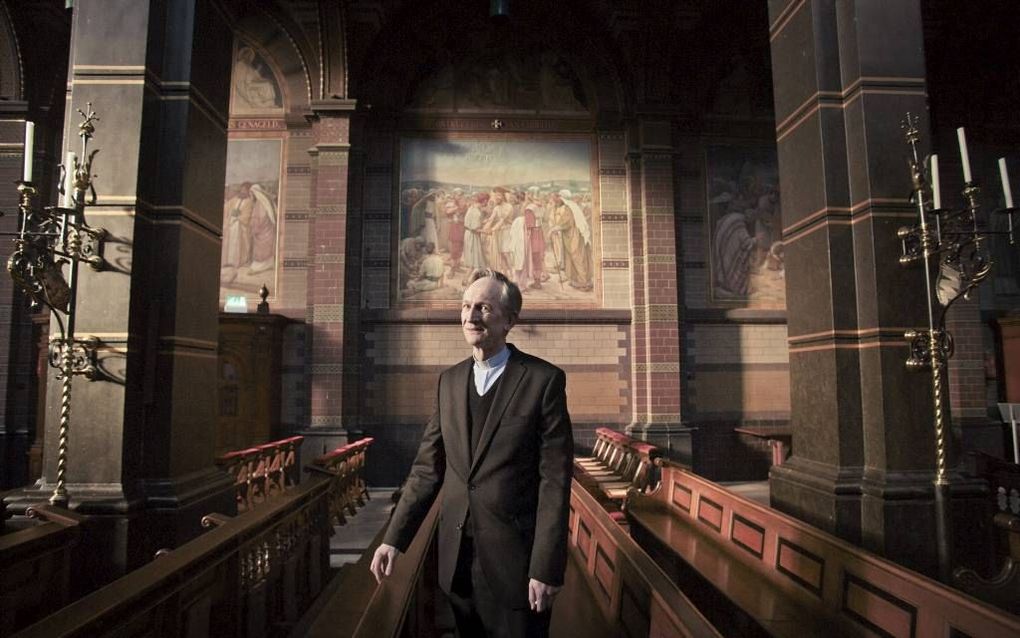 Priester Jim Schilder in de Amsterdamse Nicolaaskerk. beeld Eran Oppenheimer