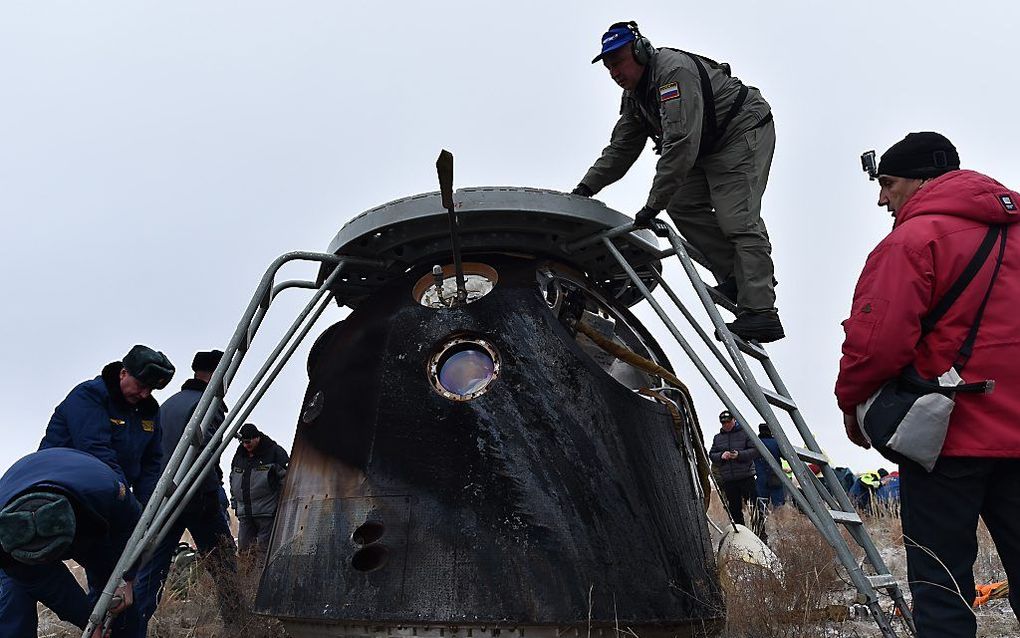 De Amerikaanse ruimtevaarder Scott Kelly, zijn Russische collega Michail Kornienko en nog een Rus zijn woensdagochtend om 05.26 uur Nederlandse tijd veilig geland op een steppe in Kazachstan. beeld AFP