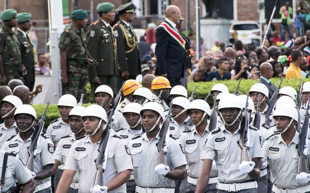 PARAMARIBO. De Surinaamse economie is ingestort, mede door wanbeleid van de regering-Bouterse. Foto: Bouterse tijdens het afnemen van een parade bij de viering van veertig jaar onafhankelijkheid in november 2015. beeld ANP