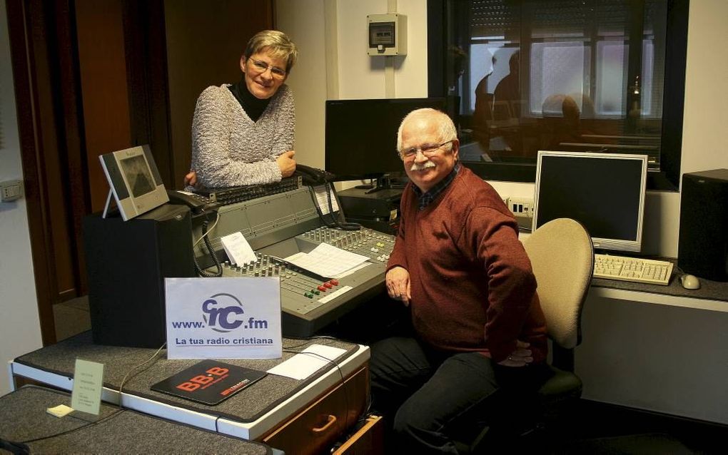 Anke (58) en Jonny (63) Wiegers. Het echtpaar, afkomstig uit Noord-Duitsland, beheert in Milaan de christelijke radiozender CRC-FM. beeld Bonnie Okkema