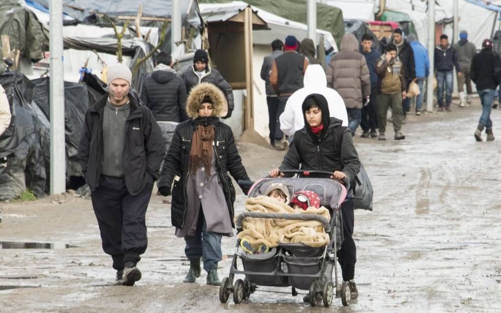 Met een kinderwagen door de modder.  beeld AFP