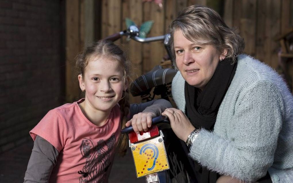 Frederique Hazeleger uit Elspeet kampt met slechthorendheid door een erfelijke aandoening. „Voor mij is ze zoals ze is”, zegt moeder Eibertina Hazeleger. beeld André Dorst