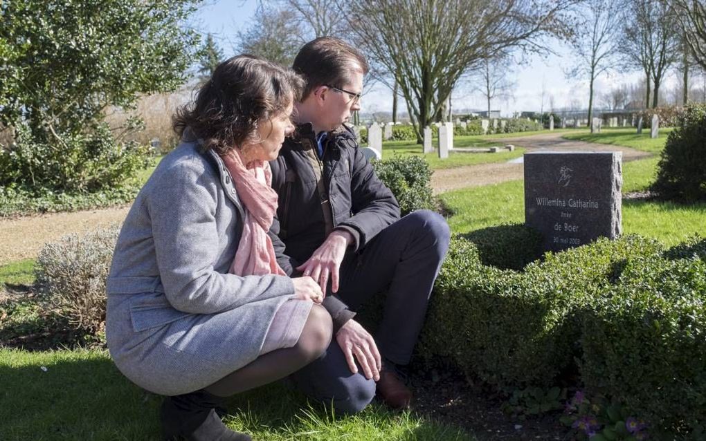 Maurits en Cora de Boer bij het graf van hun levenloos geboren dochter Imke. beeld Dirk-Jan Gjeltema