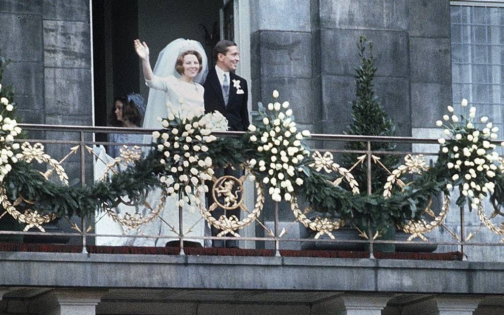 Na het kerkelijk huwelijk verschijnen prinses Beatrix en prins Claus op het balkon van het Koninklijk Paleis op de Dam in Amsterdam. beeld ANP