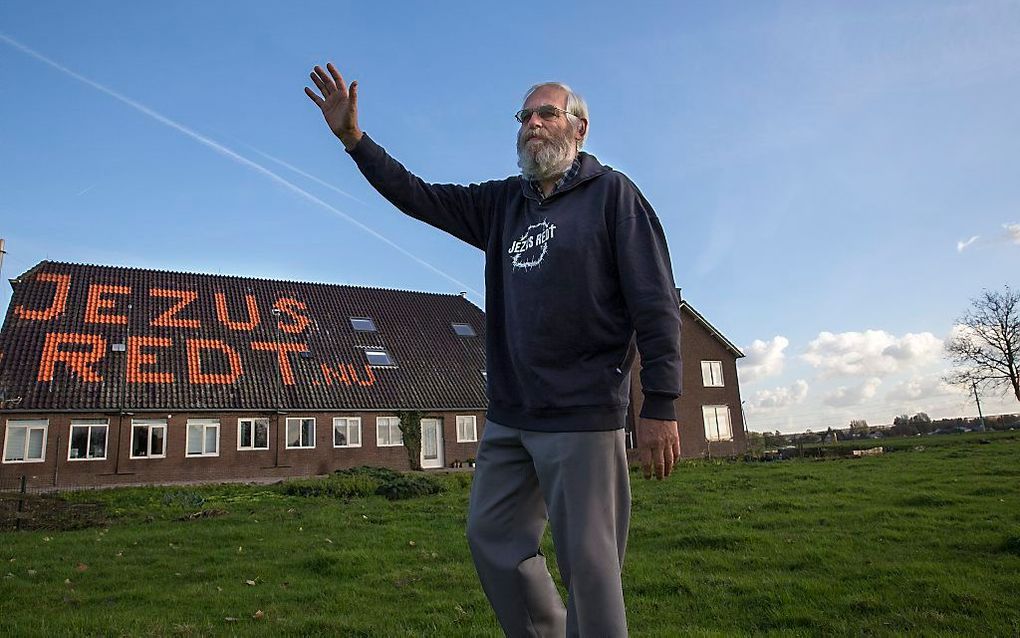 Evangelist Joop van Ooijen, met op de achtergrond zijn daktekst ”Jezus redt". beeld ANP