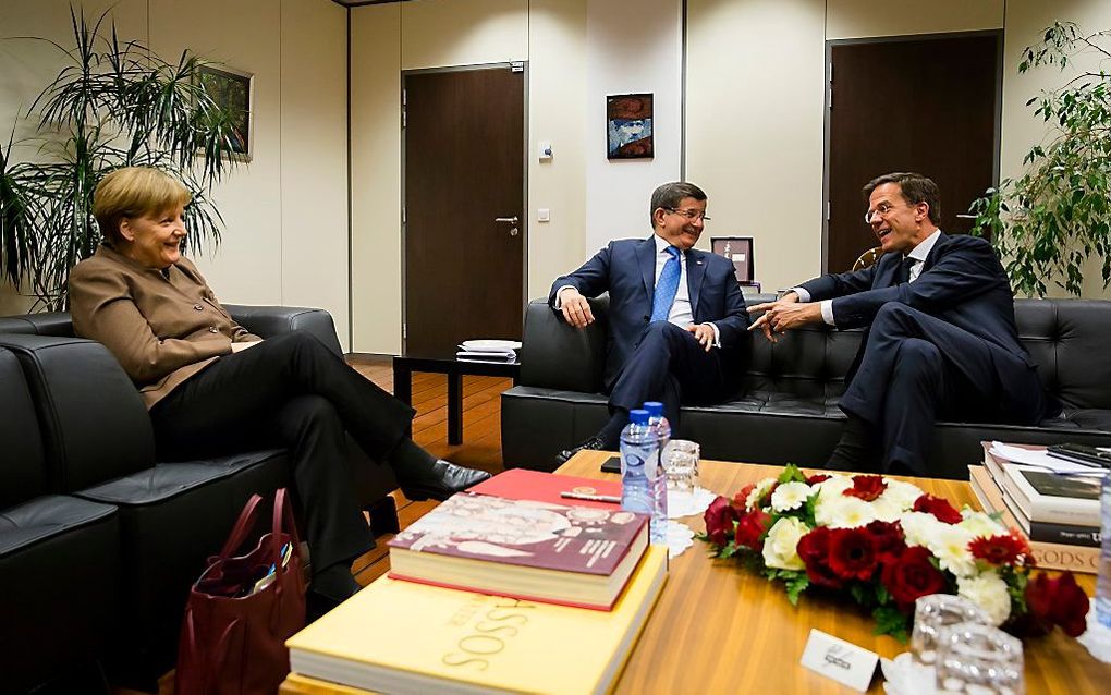 Rutte en Merkel in gesprek met Davutoglu. Beeld ANP