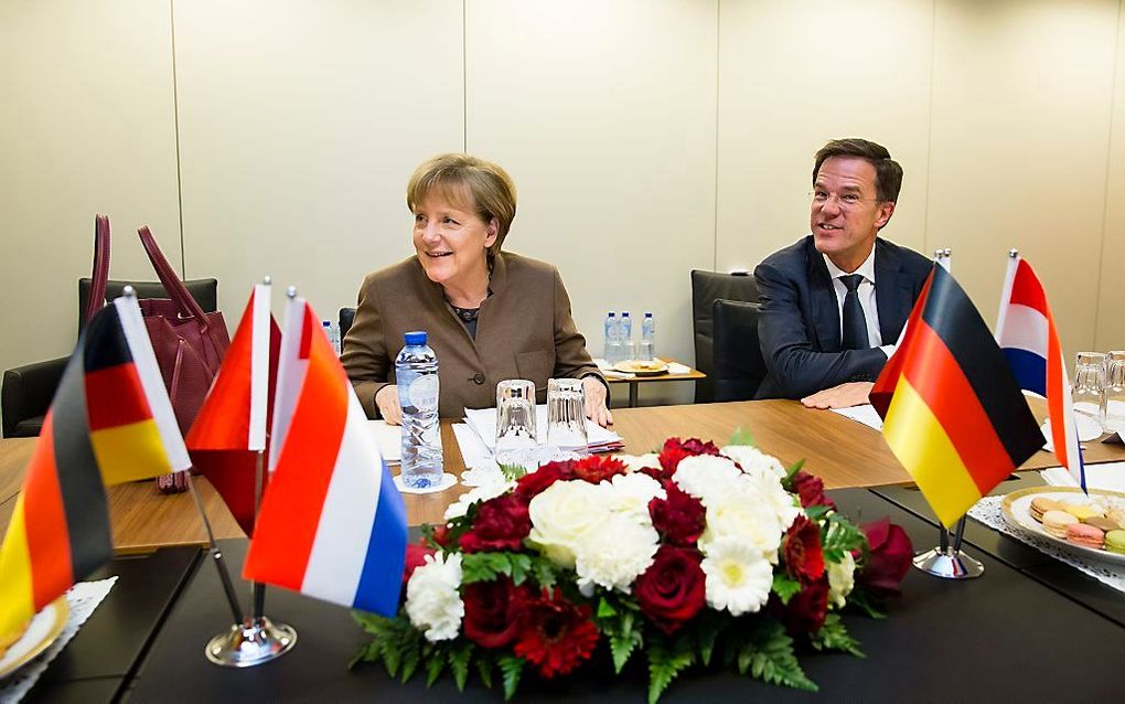 Rutte (r.) en Merkel. Beeld ANP