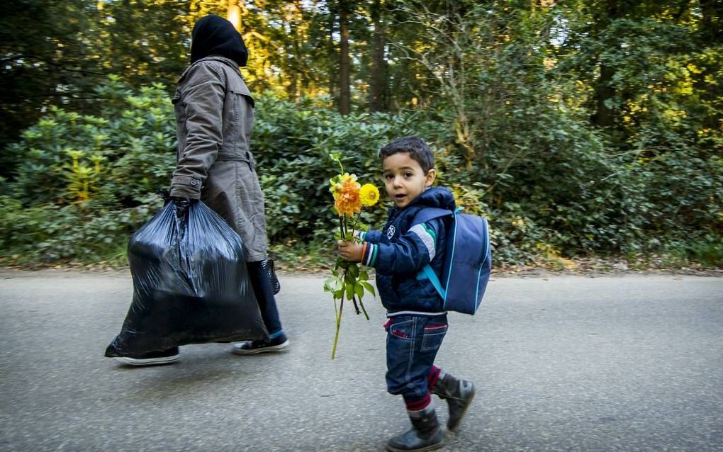 Een kind vertrekt bij de noodopvang voor vluchtelingen in Heumensoord. beeld ANP