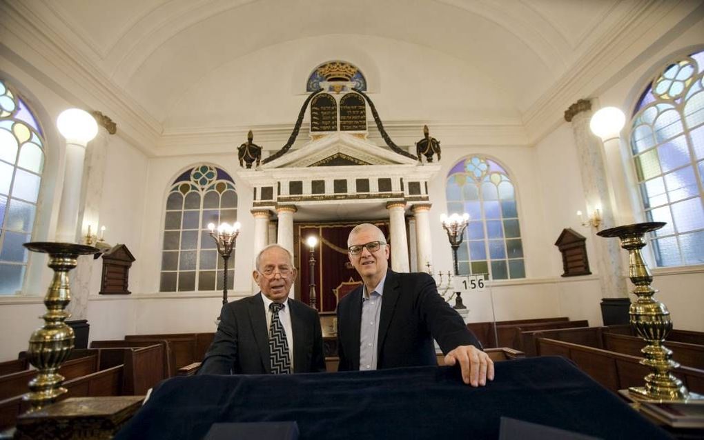 Voorzitter Ko van Wouwe vertegenwoordigt de wetenschappers, vicevoorzitter Lex Lesgevers de kooplieden in de Joodse gemeente van Leiden. beeld Henk Bouwman