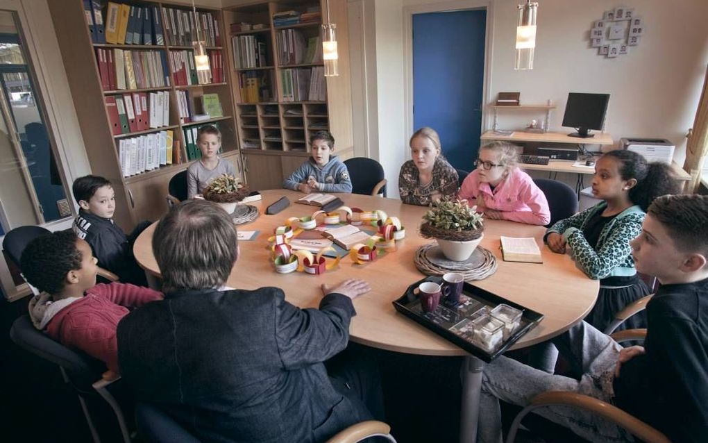 Leerlingen van de reformatorische basisschool De Akker in Amstelveen praten met elkaar over biddag. beeld Eran Oppenheimer