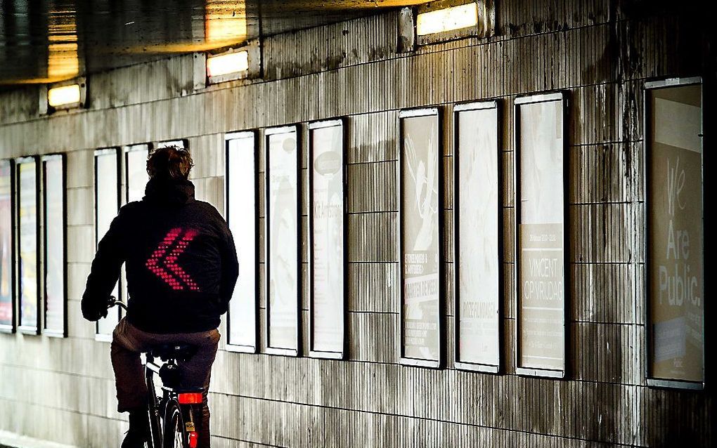 Vodafone ontwikkelde het SMARTjacket, een jas met LED-verlichting die gekoppeld is aan de navigatie op de smartphone van de fietser. beeld ANP