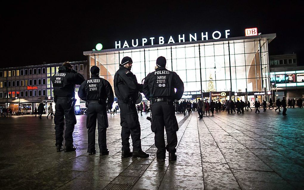 De politie houdt een oogje in het zeil bij het station van Keulen. Beeld EPA