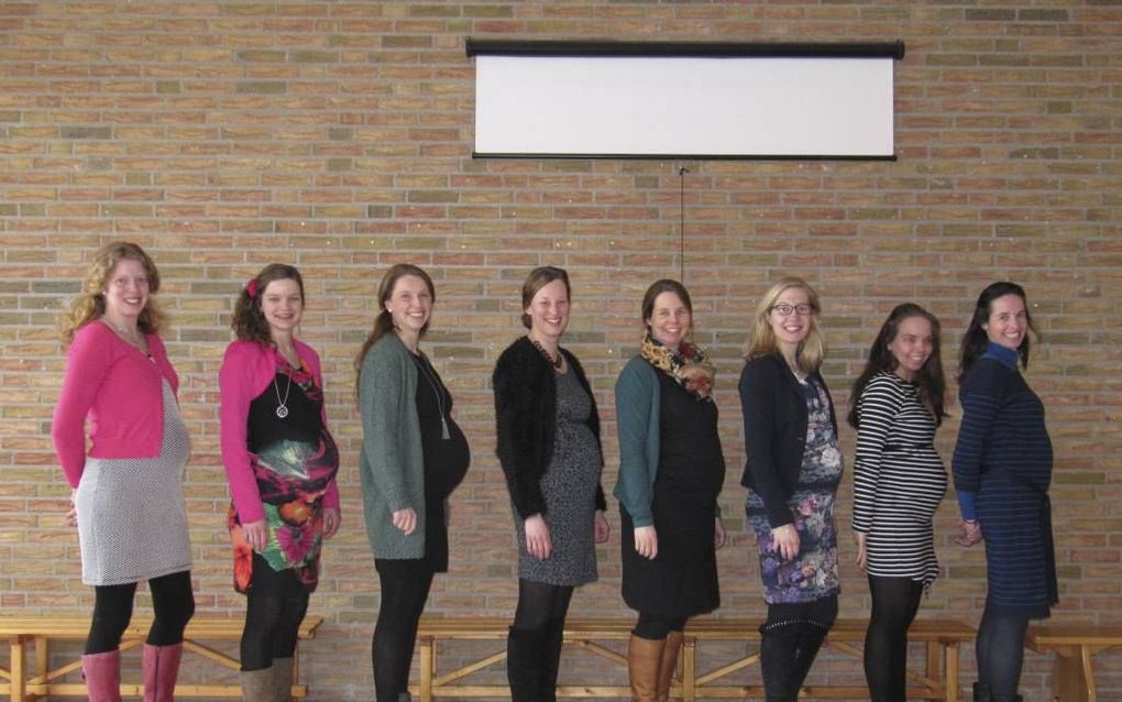 Op de reformatorische basisschool De Ronde Maat in Rijssen zijn maar liefst acht jufs tegelijk zwanger. V.l.n.r: Corine Haase-Pluimers (25 jaar, groep 6, uitgerekend 27 maart), Ilze Altink-Slots (26, groep 2, 30 maart), Annet Jans-Baan (31, groep 3, 15 me