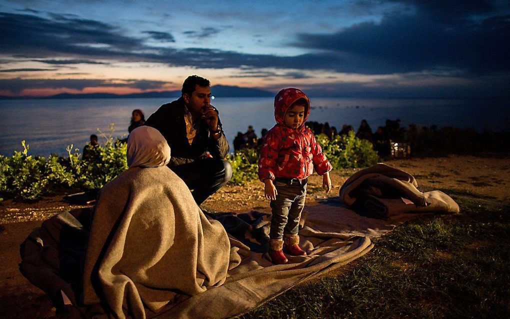 Een vluchtelingenfamilie is zojuist aangekomen na de oversteek van Turkije naar Griekenland. Beeld EPA