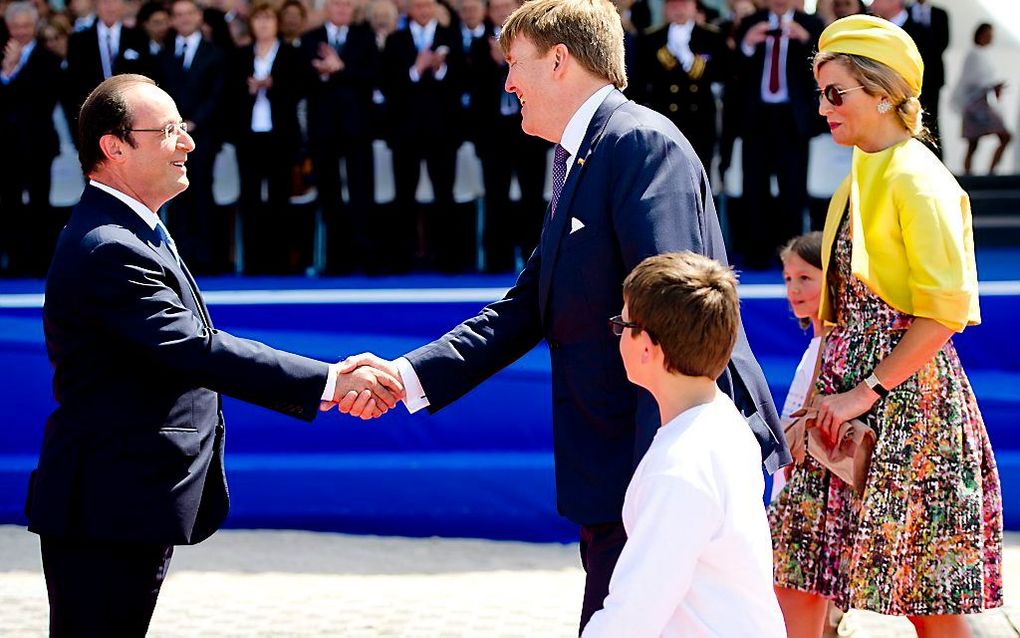 Koning Willem-Alexander en koningin Maxima tijdens een eerdere ontmoeting met Hollande bij de herdenking van de 70e verjaardag van D-Day. beeld ANP