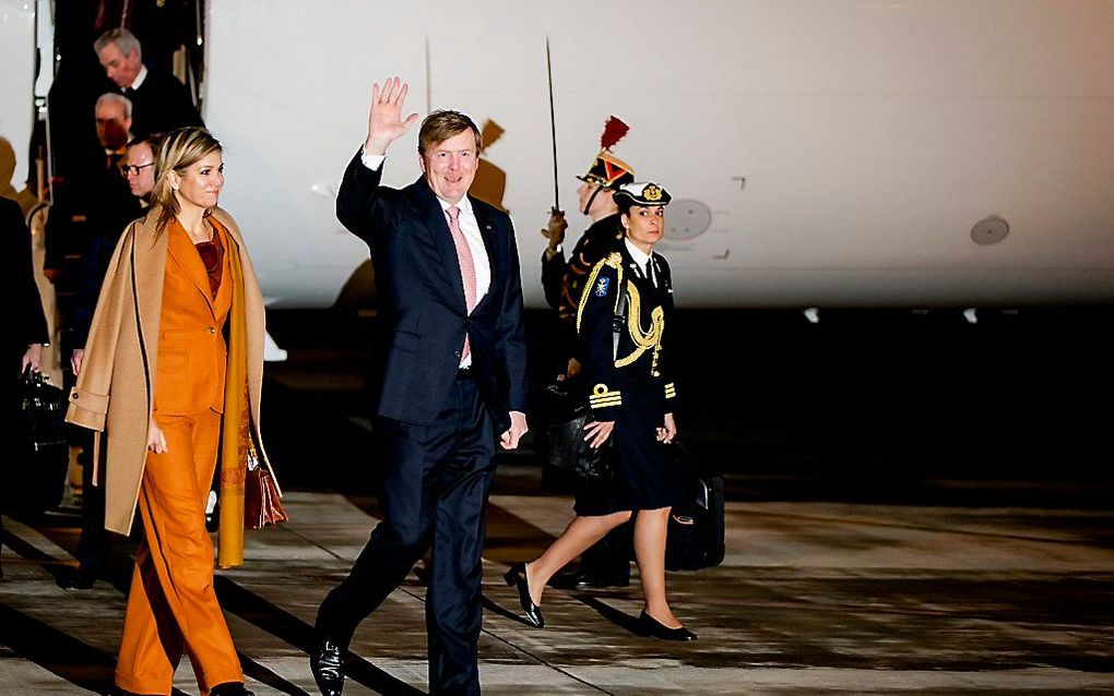 Koning Willem-Alexander en koningin Maxima arriveren op vliegveld Velizy-Villacoublay. Het koningspaar brengt een tweedaags staatsbezoek aan Frankrijk. beeld ANP